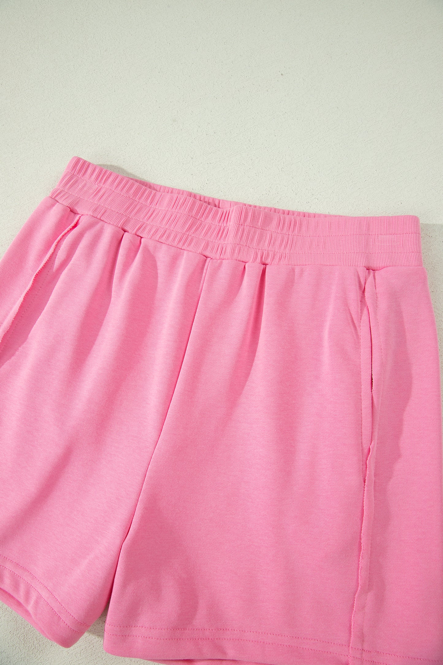 Conjunto de 2 piezas de top de tirantes finos rosa sachet y shorts elásticos de talle alto