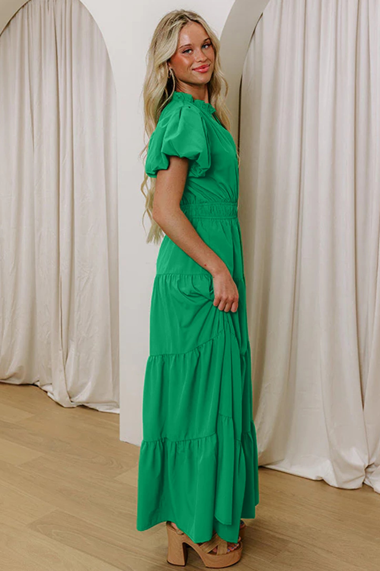 Vestido maxi escalonado verde brillante de color sólido, cuello en V, manga corta abullonada y cintura alta