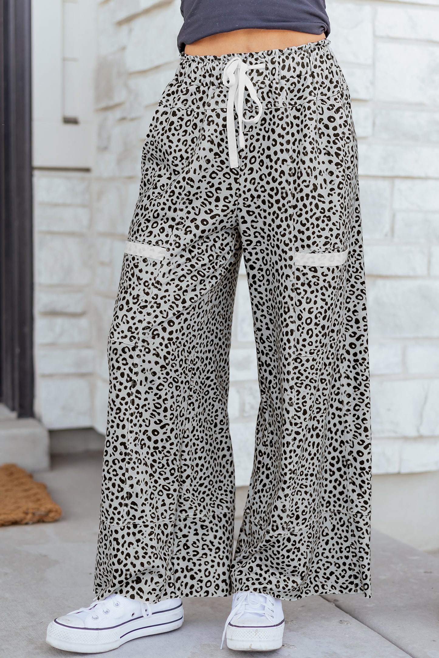 Pantalones anchos de punto de felpa con estampado animal gris
