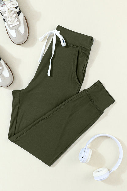 Pantalón jogger con cordón, cintura elástica y bolsillos, color verde musgo