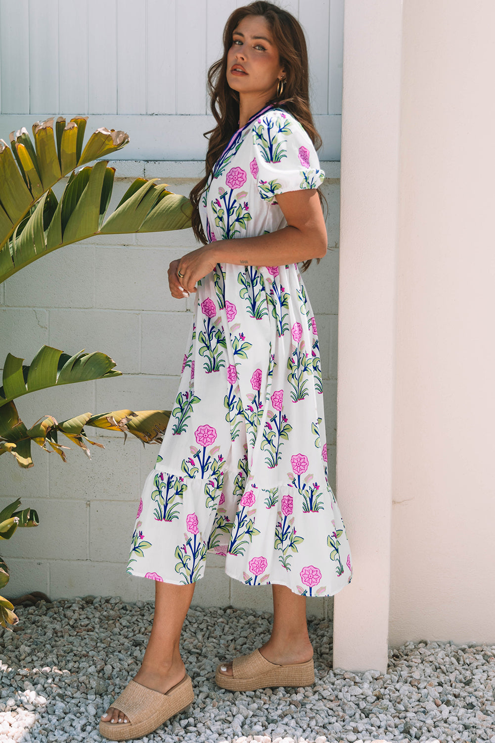 Vestido maxi blanco floral con mangas abullonadas cortas, escote en V y cintura alta