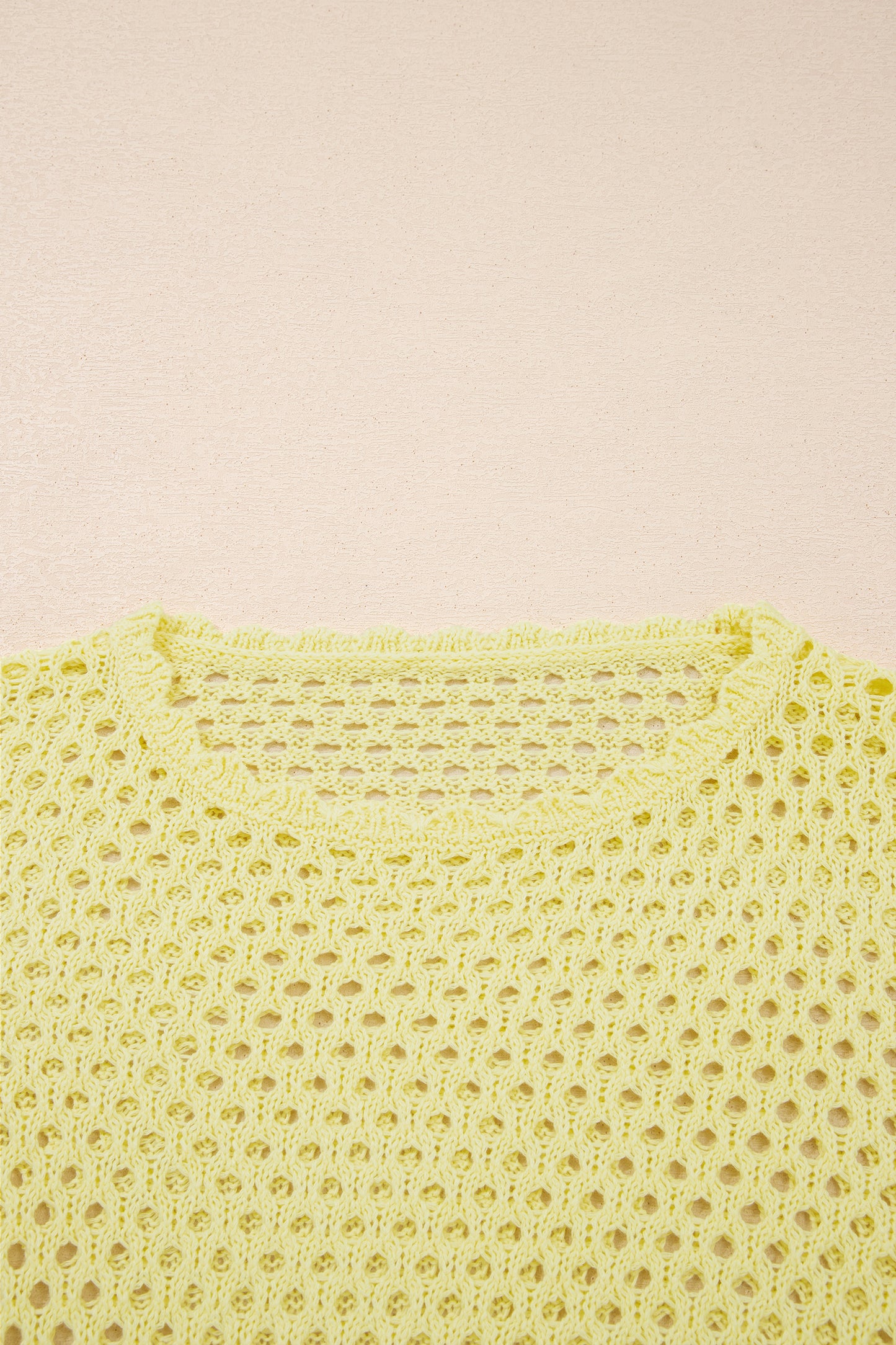 Blusa de punto calada de manga larga amarilla con ribete festoneado