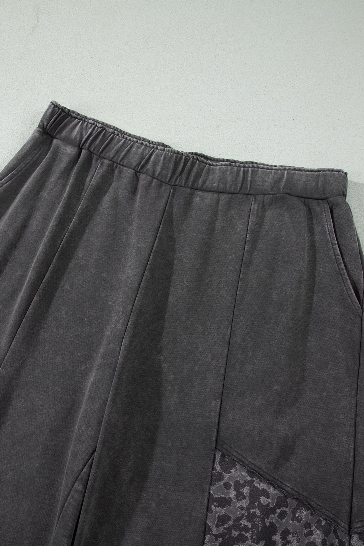 Pantalones de pernera ancha con estampado de leopardo y lavado mineral en gris oscuro de talla grande