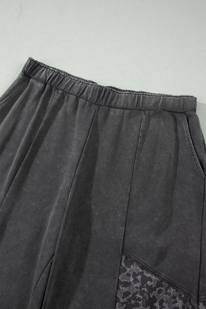 Pantalones de pernera ancha con estampado de leopardo y lavado mineral en gris oscuro de talla grande