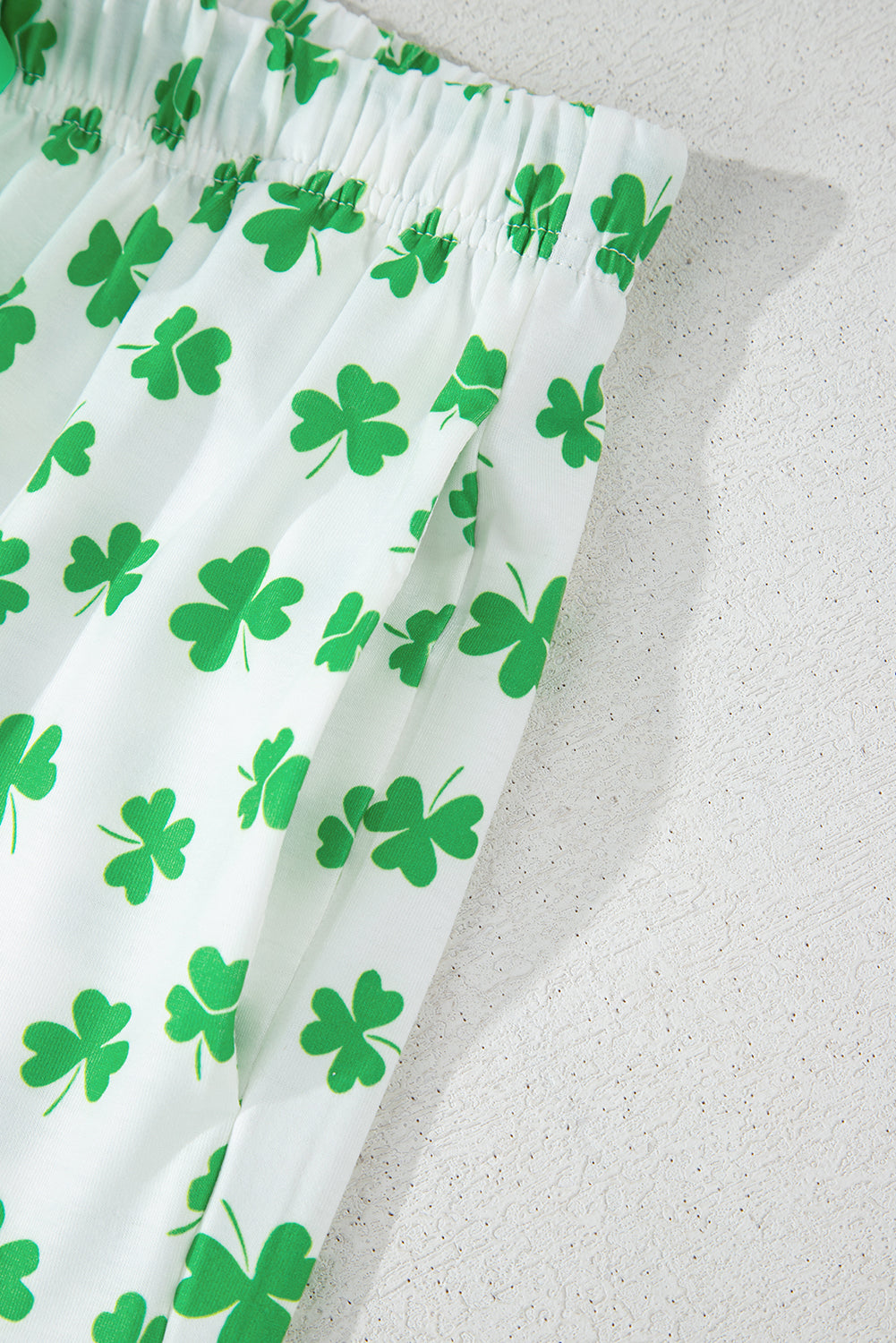 Conjunto de pijama de manga corta con estampado de trébol verde y pantalón corto con volantes