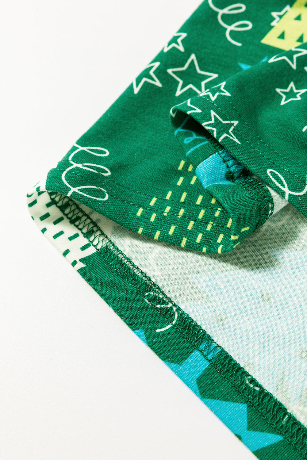 Conjunto de salón de camiseta con cuello en V y pantalones con estampado de árbol de Navidad verde