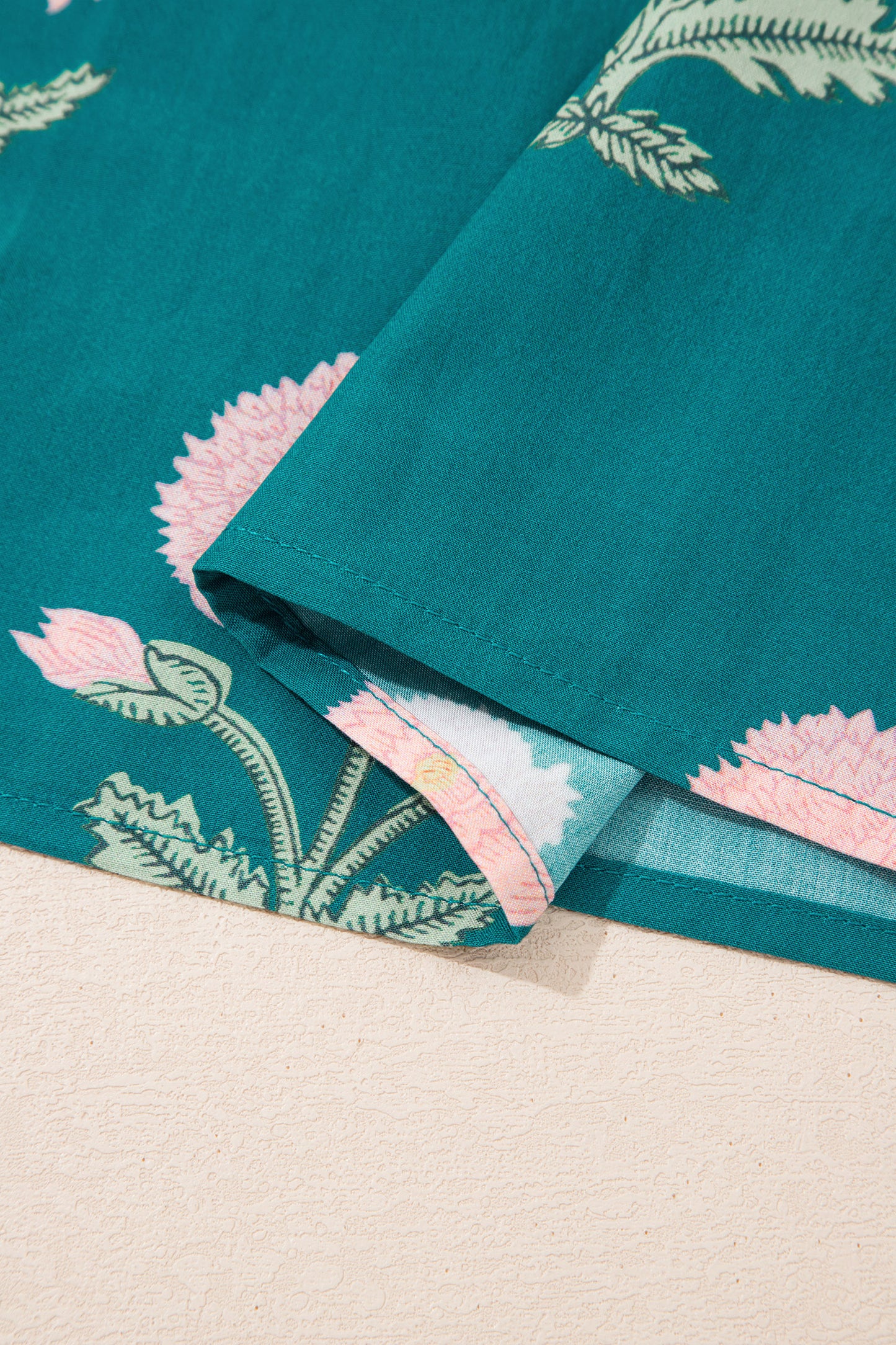 Blusa verde casual con estampado floral silvestre, cuello en V y manga 3/4