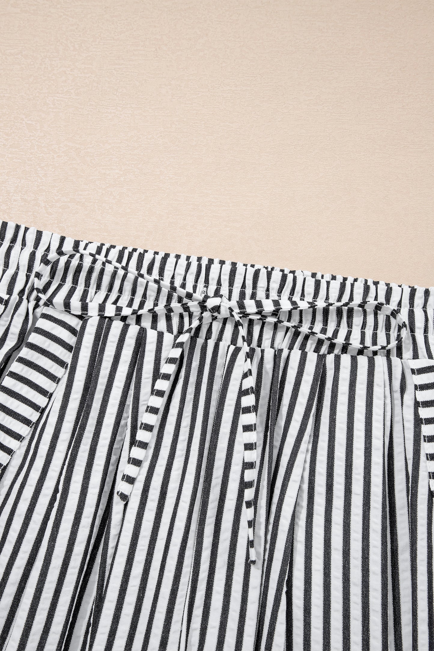 Pantalones casuales negros de pernera ancha con raya