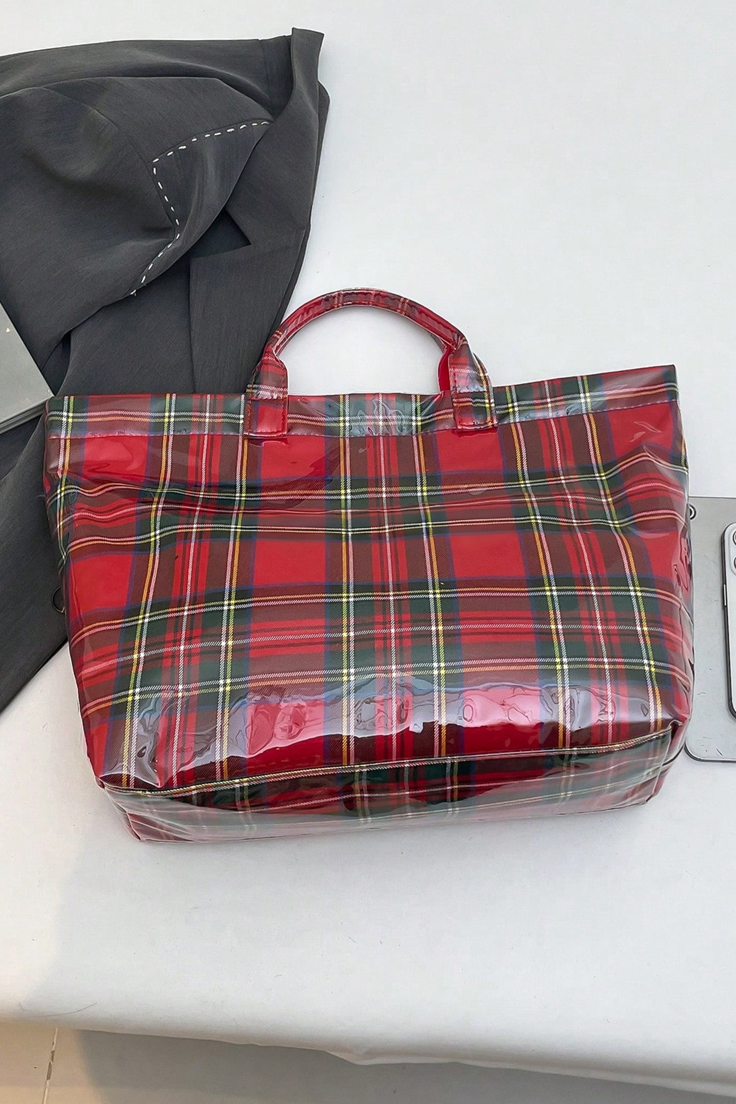 Bolso tote impermeable brillante de PVC con patrón a cuadros rojo fuego