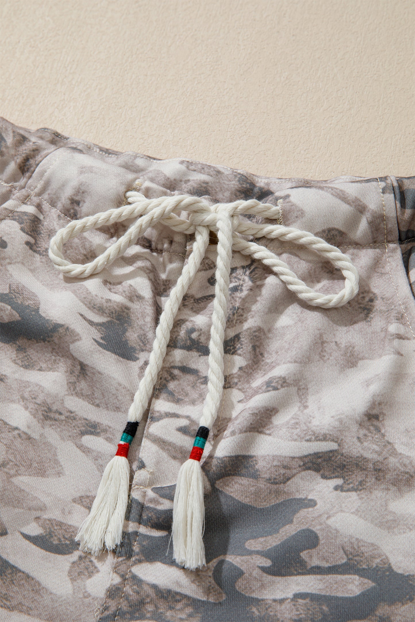 Pantalones con cordón, patchwork de paneles laterales a rayas y estampado de camuflaje caqui