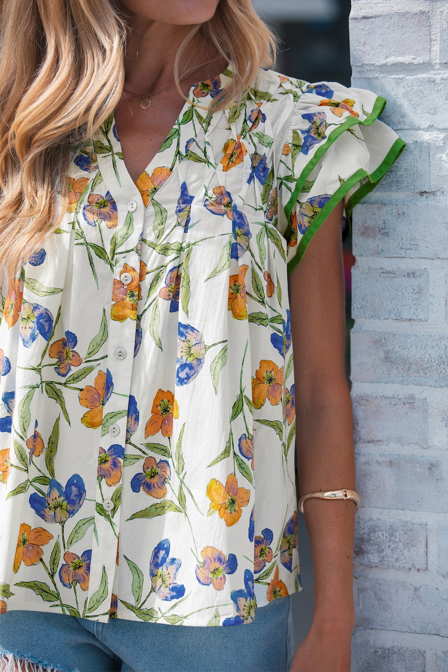 Blusa de algodón con estampado floral verde, cuello en V con volantes, pliegues prensados y cinta al bies