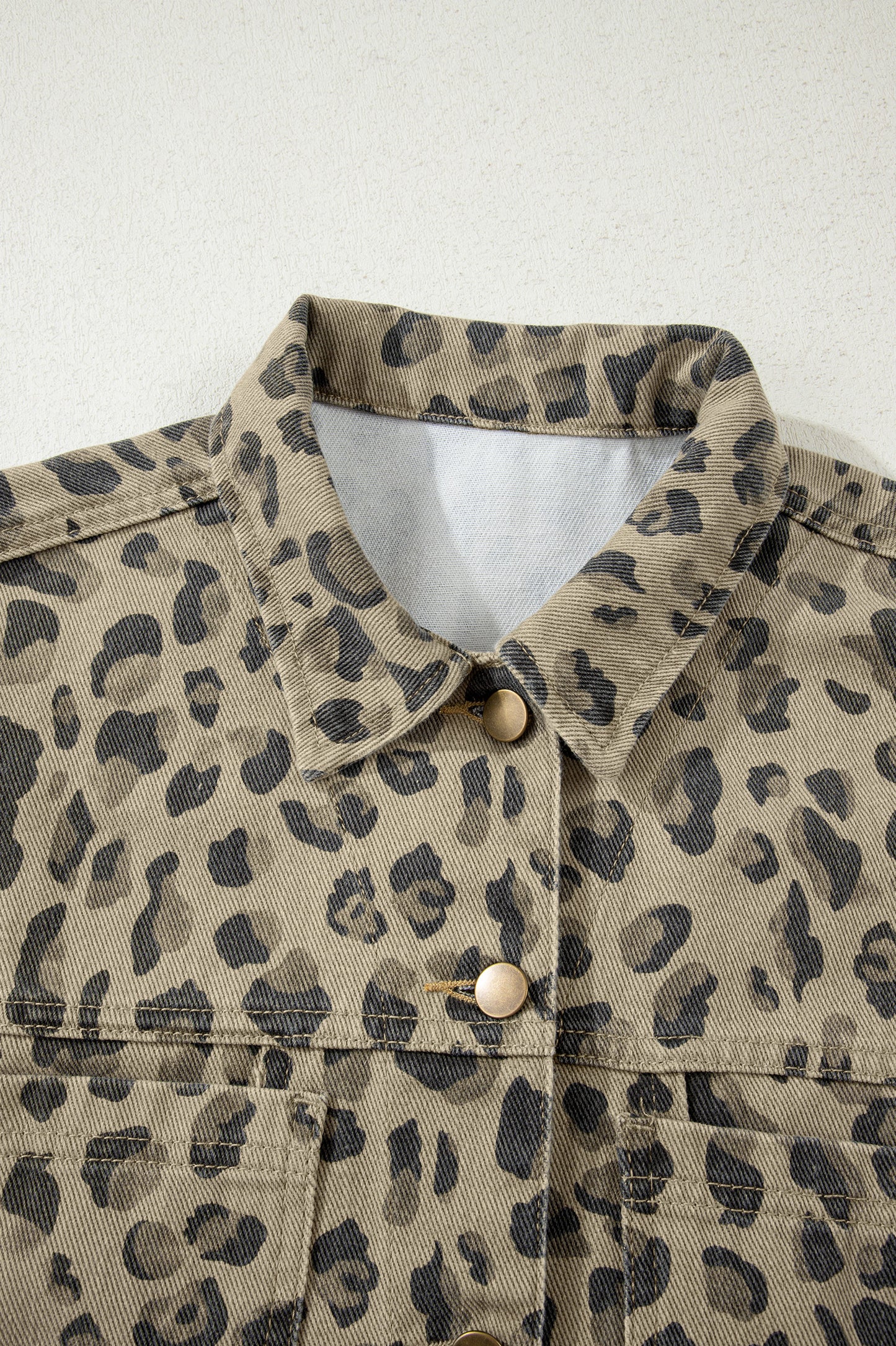 Chaqueta vaquera color caqui con estampado retro de leopardo y detalles de costura con botones
