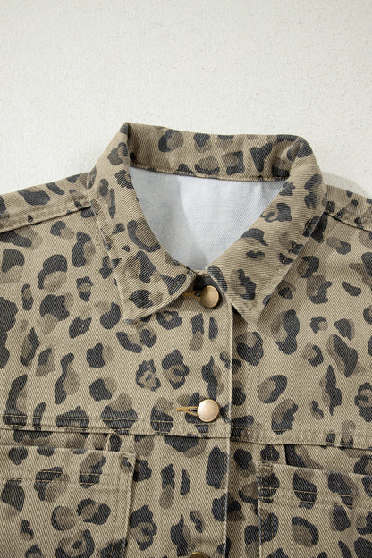 Chaqueta vaquera color caqui con estampado retro de leopardo y detalles de costura con botones
