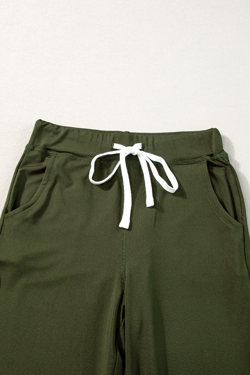Pantalón jogger con cordón, cintura elástica y bolsillos, color verde musgo