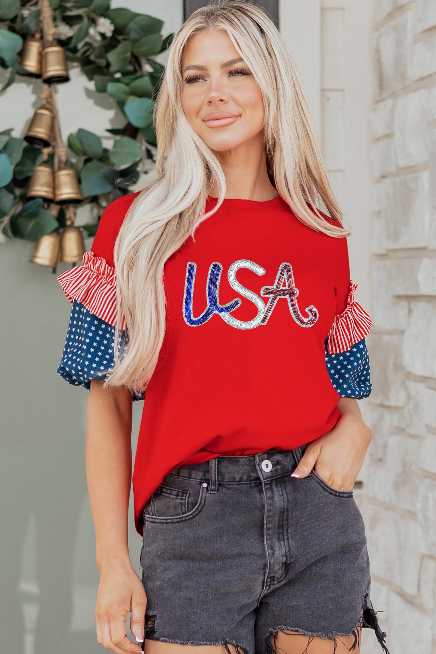 Top de manga con empalme en contraste patriótico con letras de USA en lentejuelas rojas ardientes