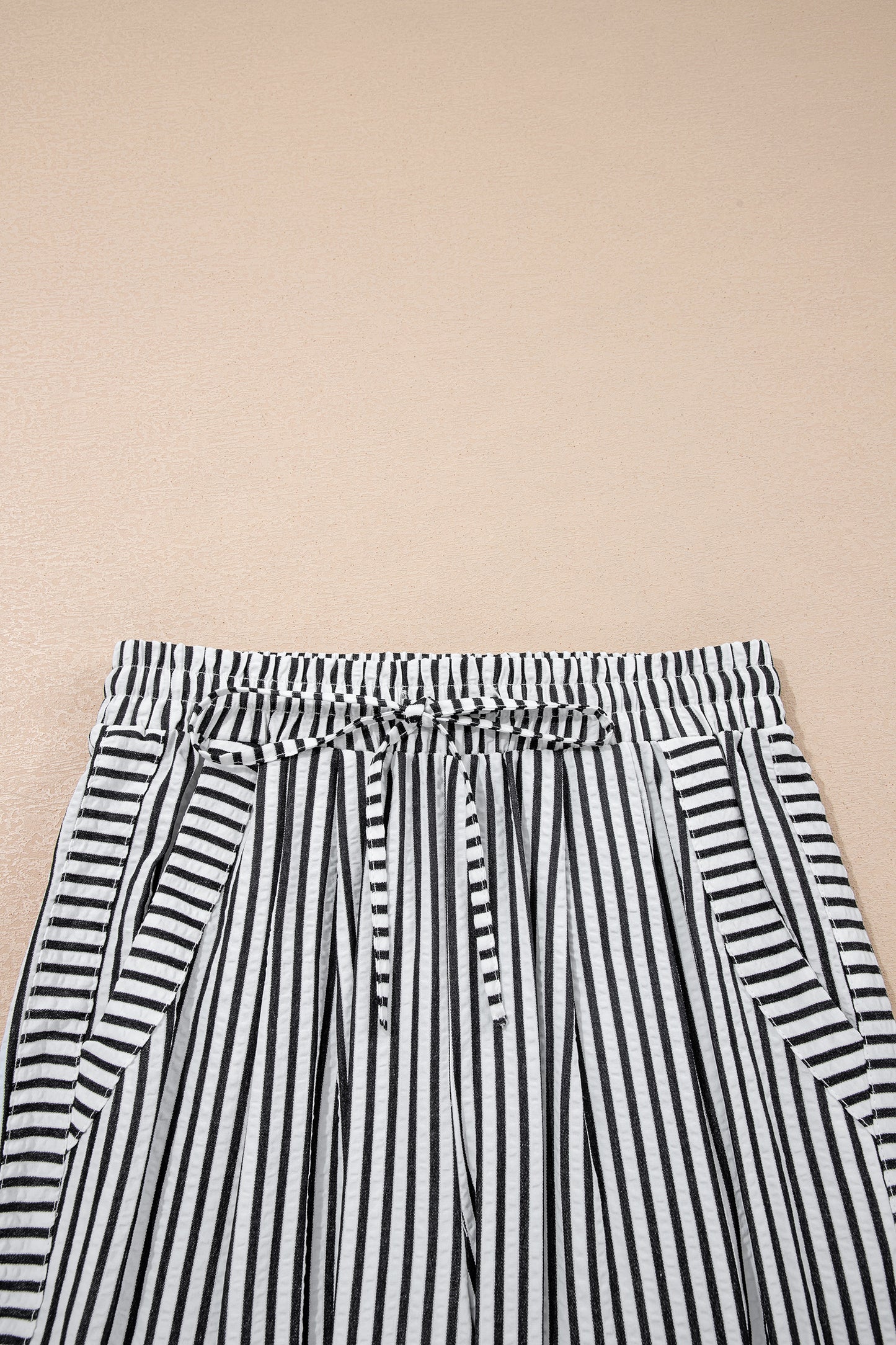 Pantalones casuales negros de pernera ancha con raya