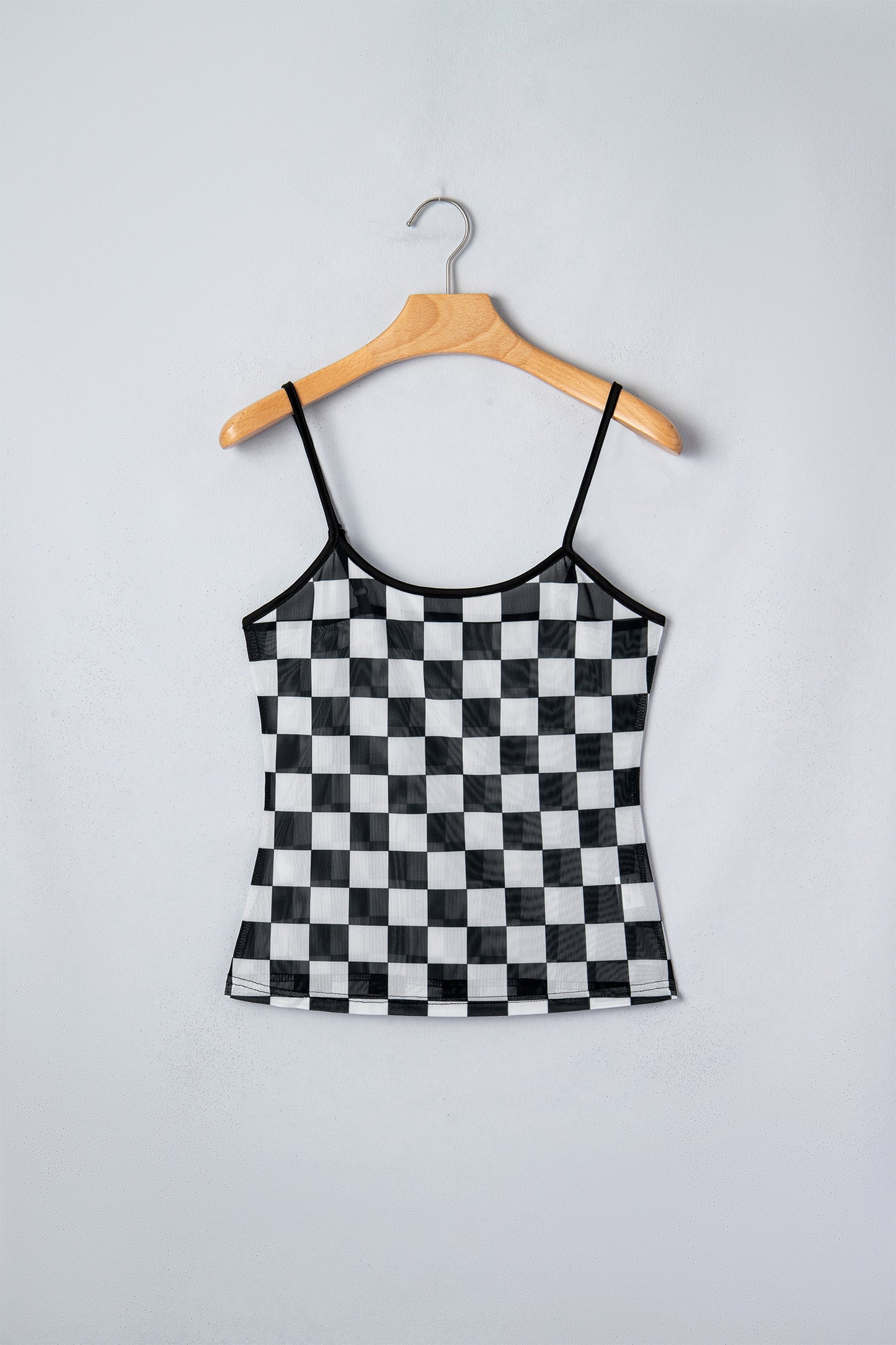 Camiseta sin mangas ajustada con tirantes finos y estampado a cuadros transparente en negro