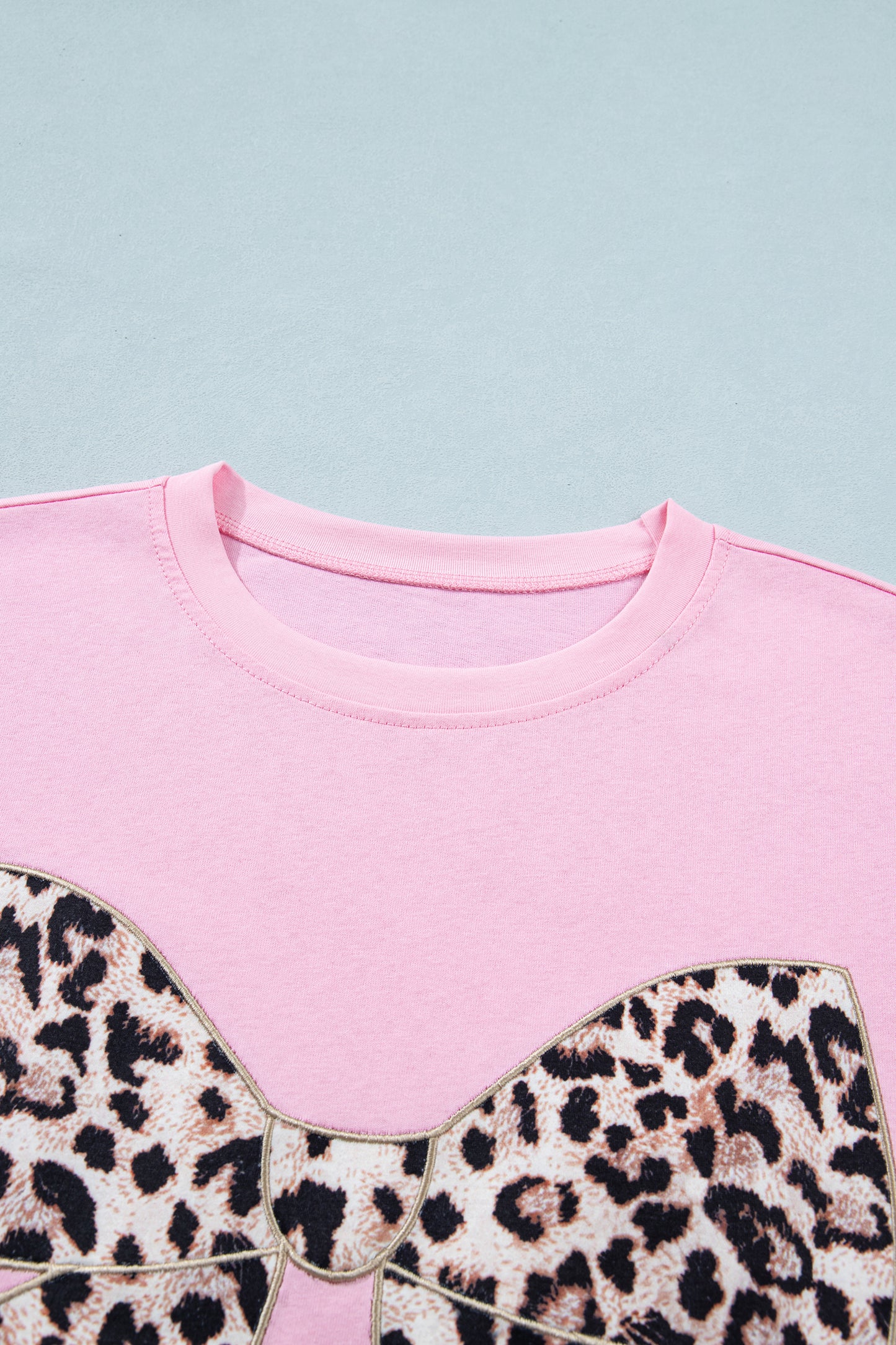 Camiseta de algodón con cuello redondo, estampado de leopardo rosa y lazo bordado