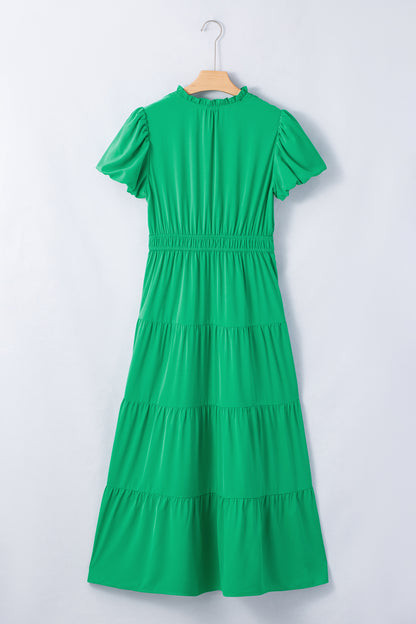 Vestido maxi escalonado verde brillante de color sólido, cuello en V, manga corta abullonada y cintura alta