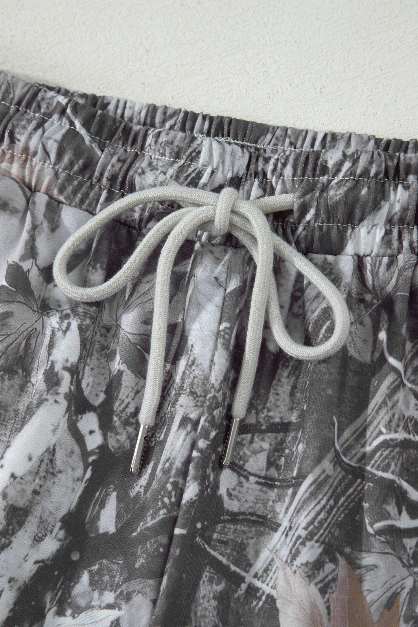 Pantalón Corto Elástico con Estampado de Hojas de Arce Abstractas Grises