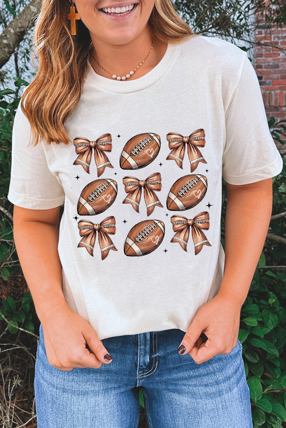 Camiseta de mezcla de algodón blanca con estampado de lazo y motivo de fútbol americano