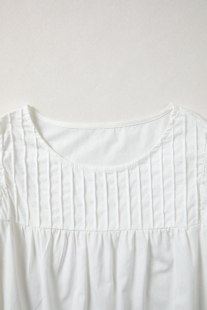 Blusa con detalle de encaje blanco, manga con volantes y cuello redondo plisado