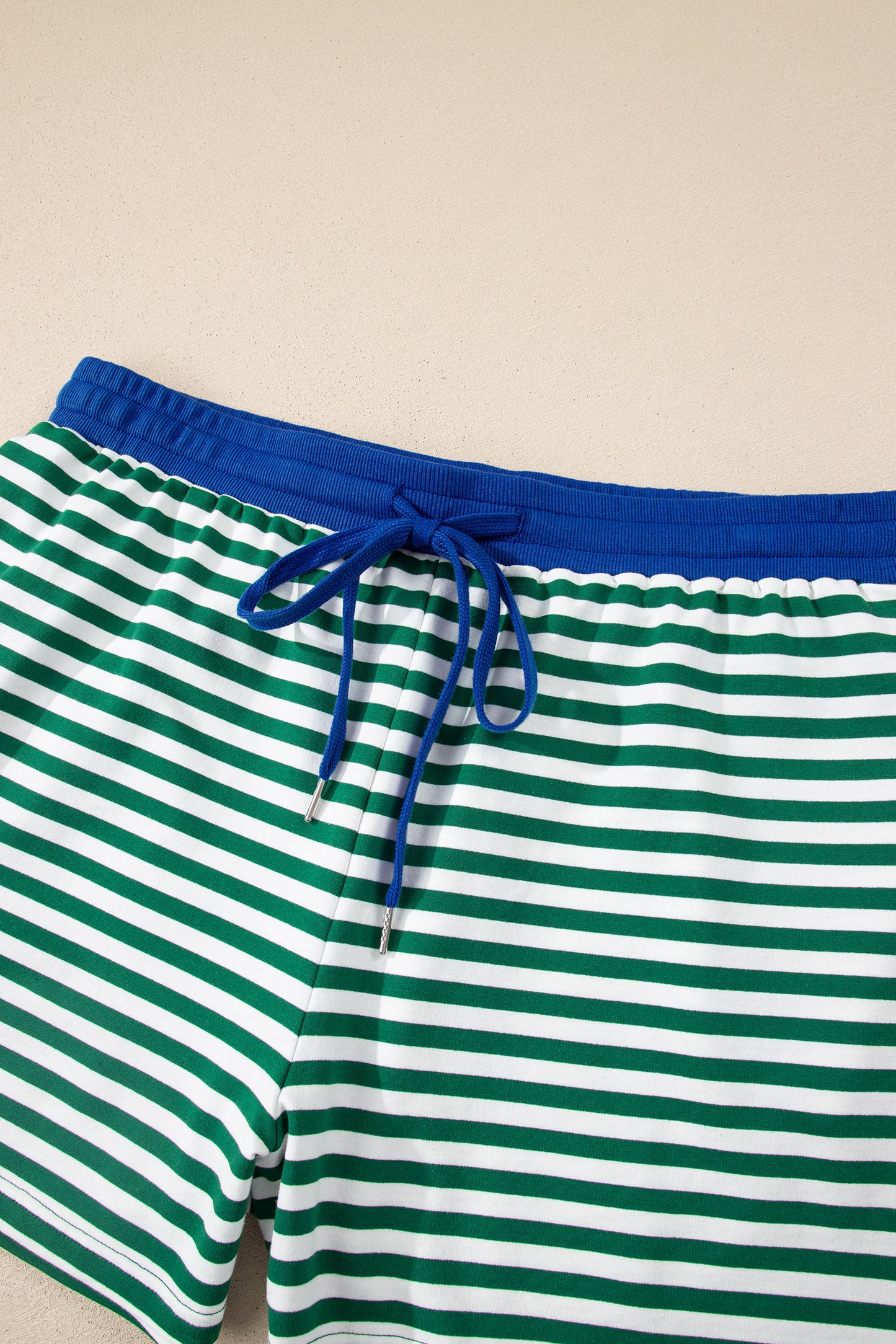 Conjunto corto de talla grande con camiseta cuadrada a rayas verdes y cordón elástico en la cintura