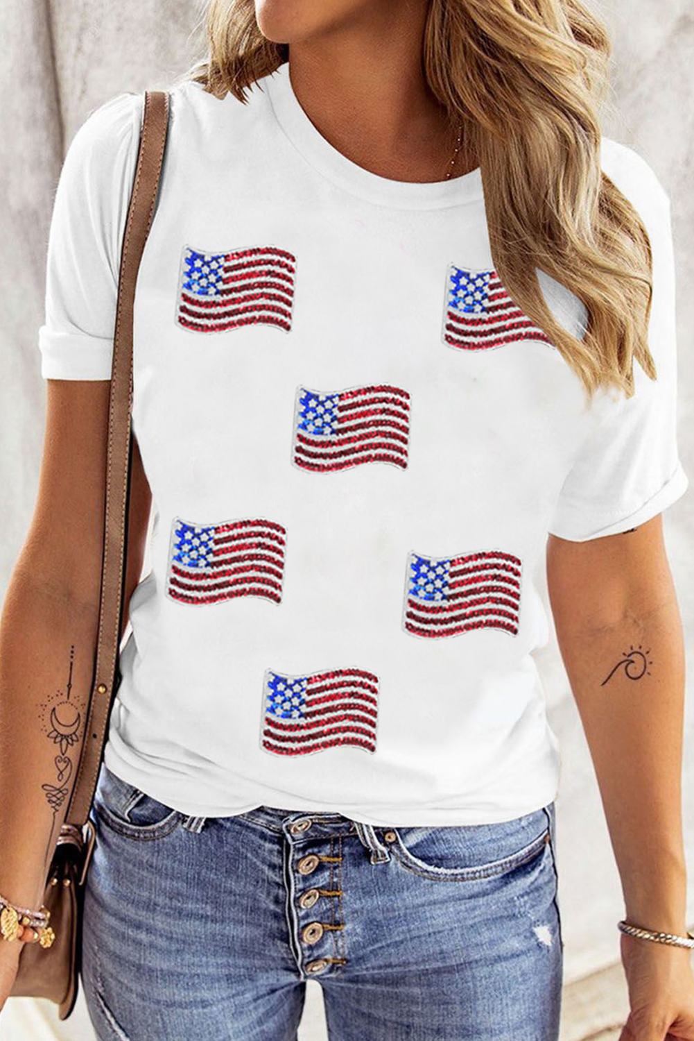 Camiseta casual con parches de lentejuelas blancas de la bandera estadounidense