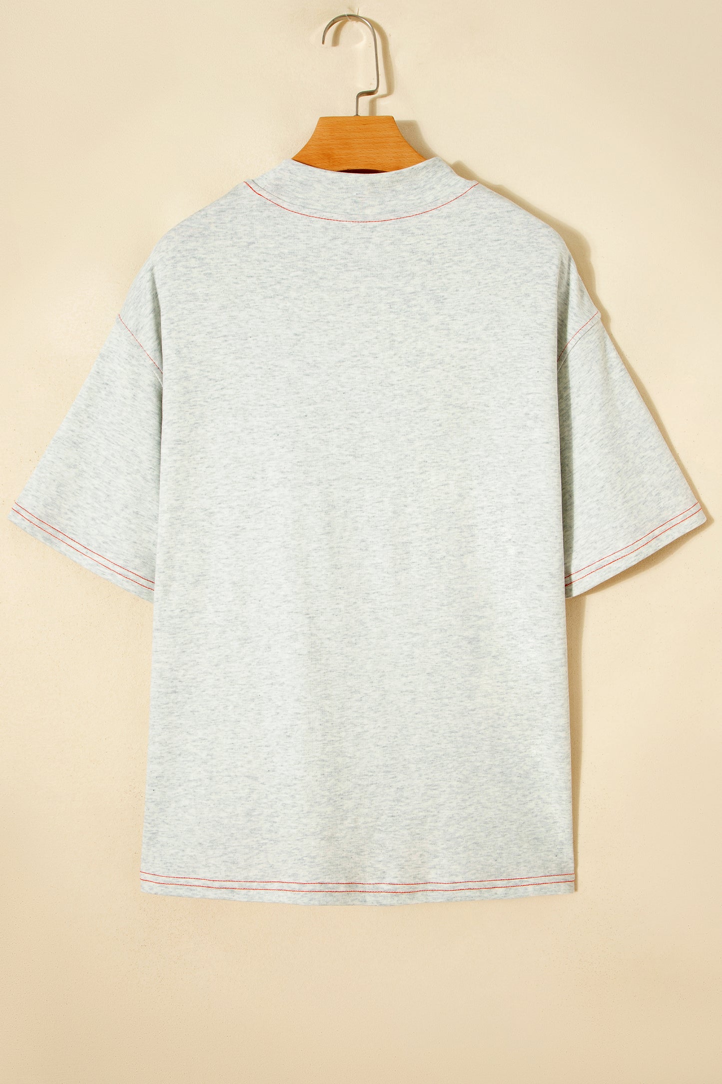 Camiseta reversible gris claro con costuras en contraste