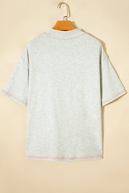 Camiseta reversible gris claro con costuras en contraste